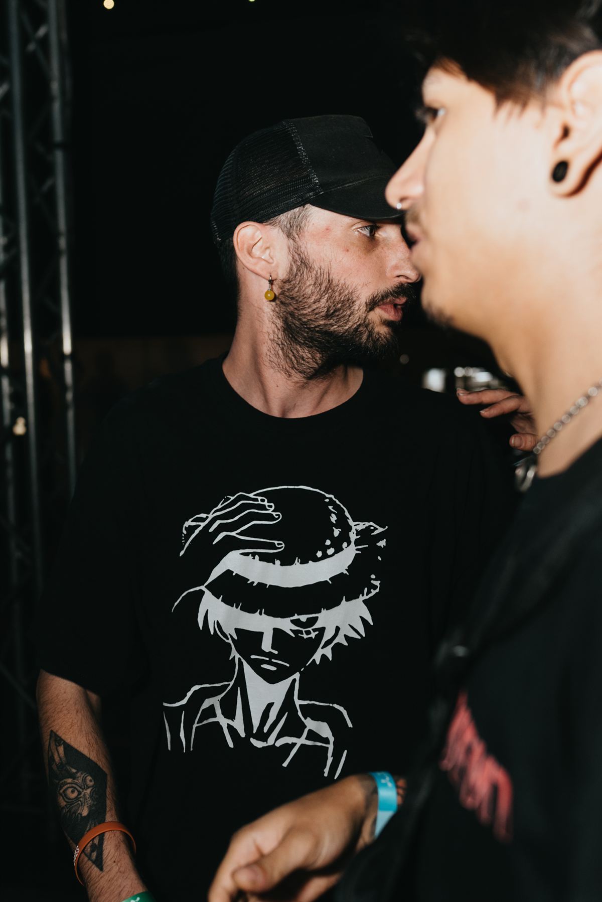 Forero conversando con fan en backstage